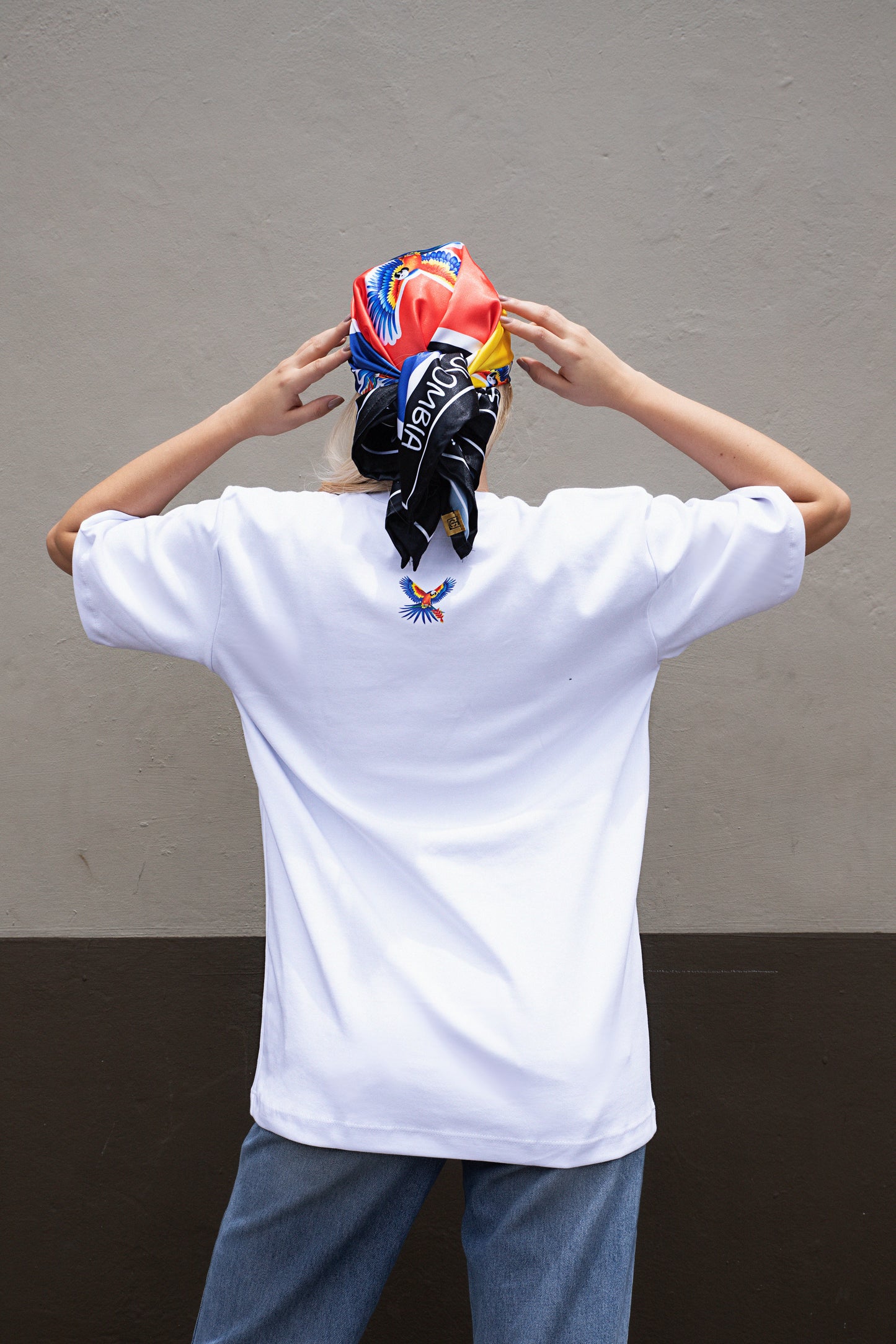 CAMISETA BLANCA DE GUACAMAYA