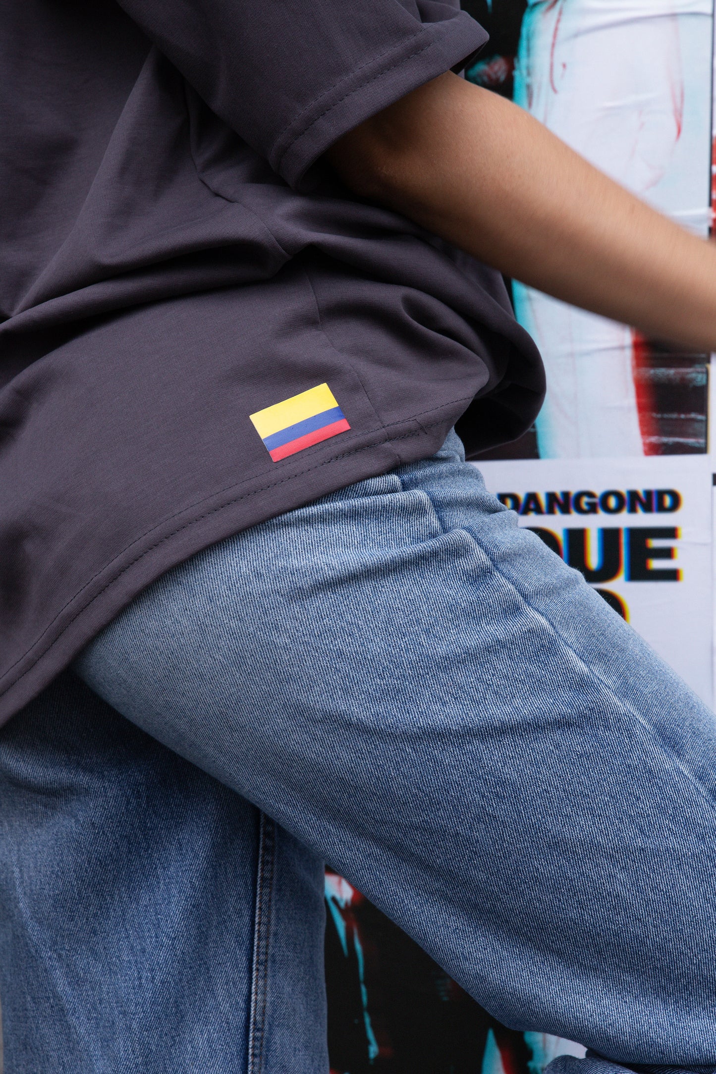 CAMISETA NEGRA CON GUACAMAYA