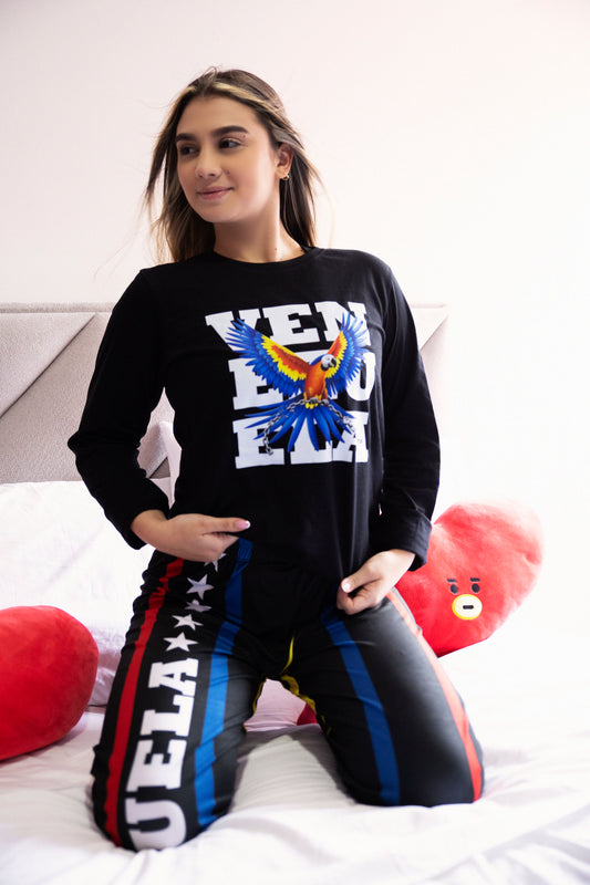 SET DE PIJAMA DE GUACAMAYA CON FONDO DE VZLA