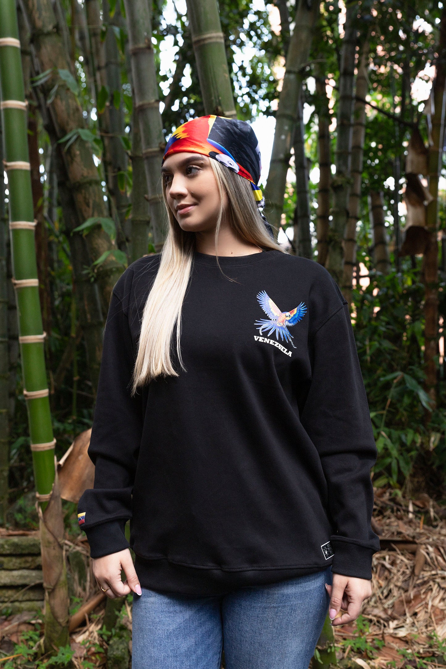 BUZO CON GUACAMAYA (punto cruz)