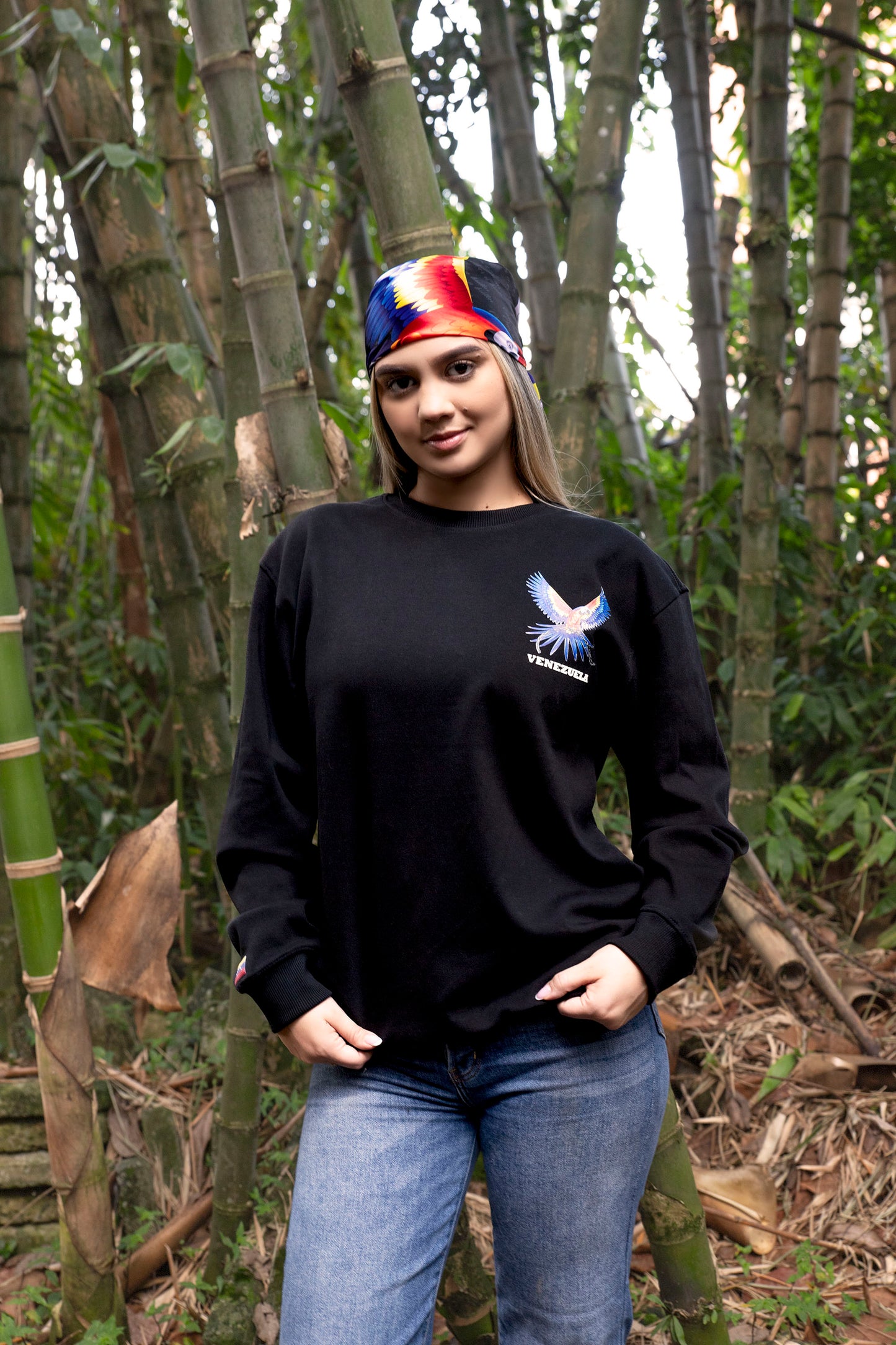 BUZO CON GUACAMAYA (punto cruz)