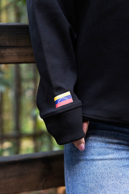 BUZO CON GUACAMAYA (letras de fondo)