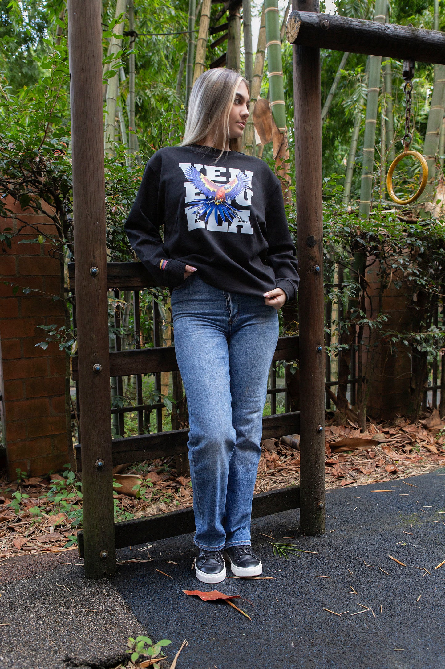 BUZO CON GUACAMAYA (letras de fondo)