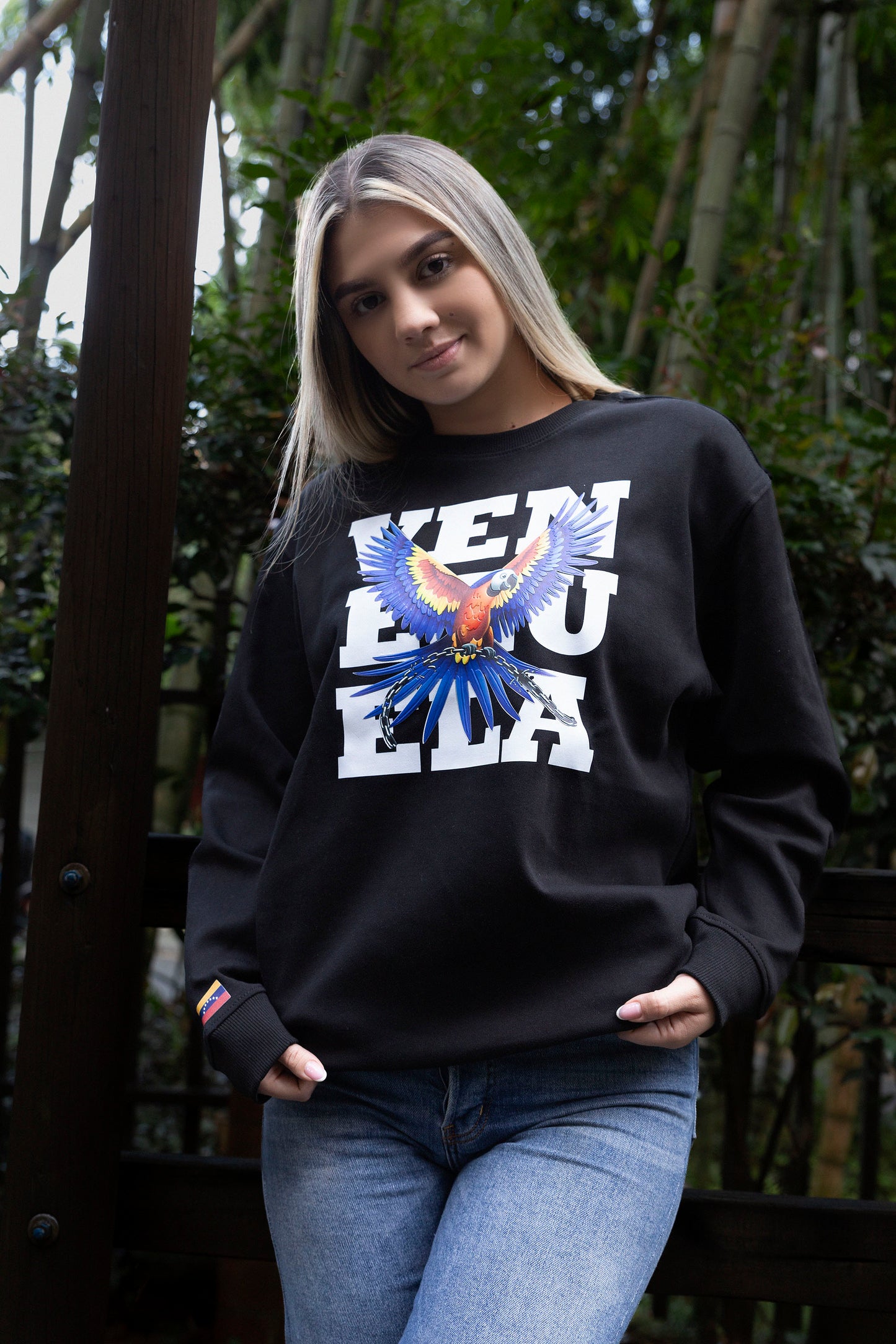 BUZO CON GUACAMAYA (letras de fondo)