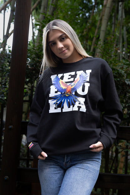 BUZO CON GUACAMAYA (letras de fondo)