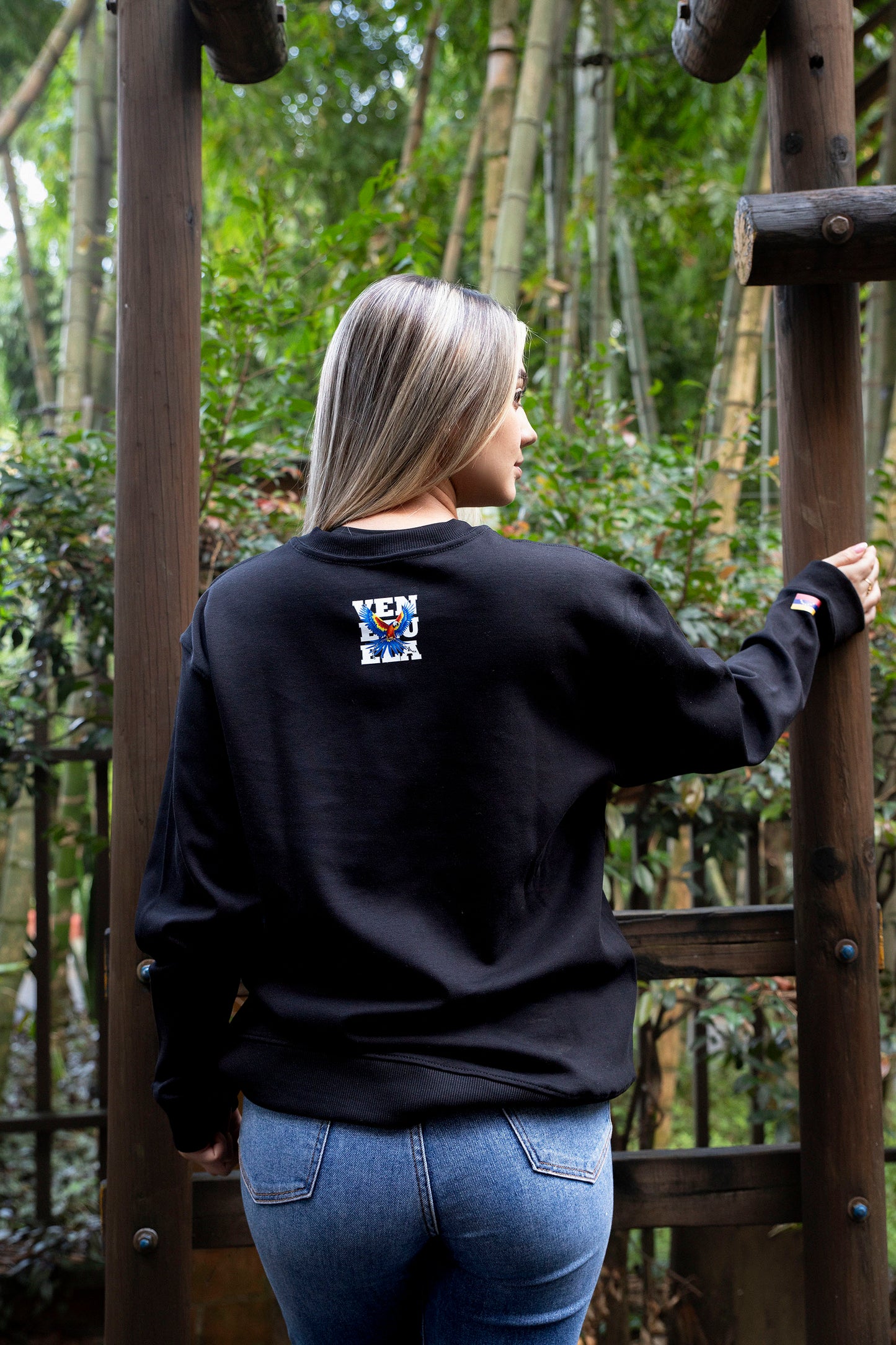 BUZO CON GUACAMAYA (letras de fondo)