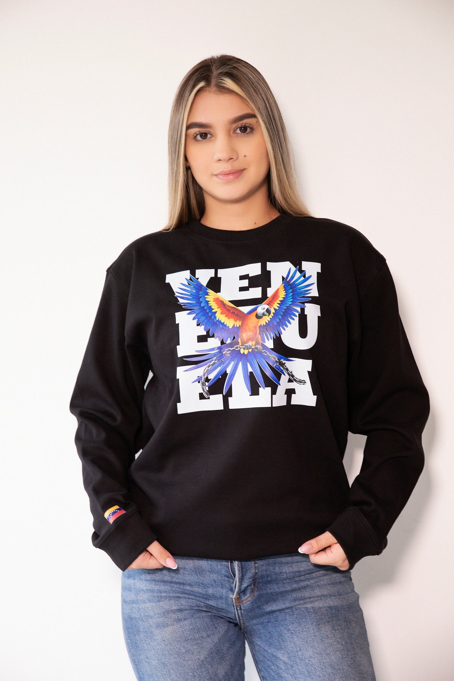 BUZO CON GUACAMAYA (letras de fondo)