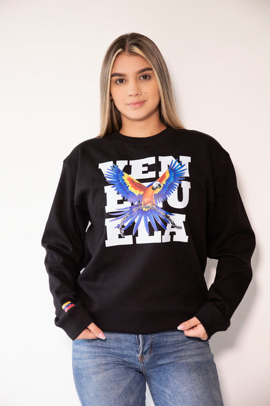 BUZO CON GUACAMAYA (letras de fondo)